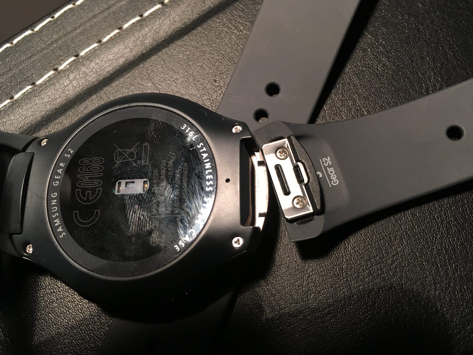 Gear S2 bands removal clip