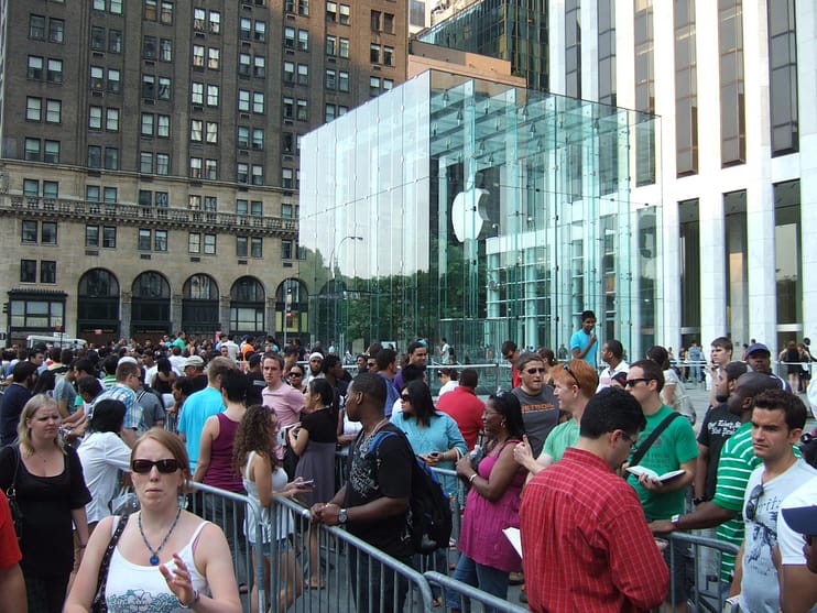 Line_at_Apple_Store_in_NYC