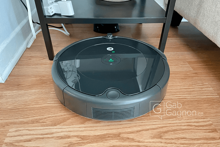 Roomba 694 retourne en charge sur son dock